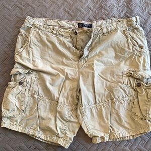 Men’s American Eagle cargo shorts. Beige size 46